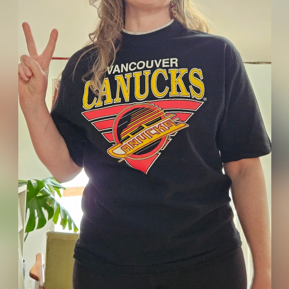 Waves Canucks Vintage 🗝️ Tee